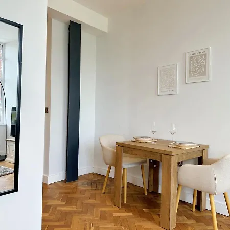 The Tailor's Lounge - Flat & Parking *